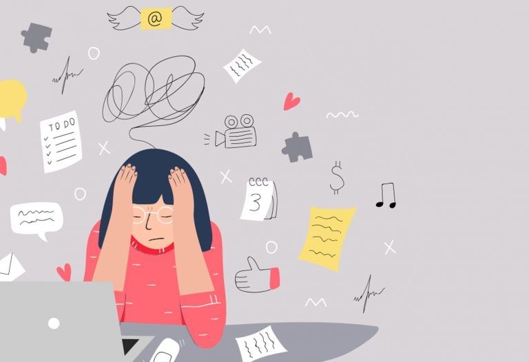 Frau mit dunklen Haaren hält sich gestresst den Kopf vor einem Laptop, umgeben von Symbolen für Aufgaben und Gedankenchaos